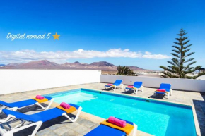 Stunning Views Private 5 mins to Beach Town Shops